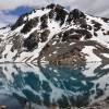 Sem vento, a Laguna de Los Tres se transforma em um espelho, no parque Los Glaciares, região de El Chaltén, no sul da patagonia argentina